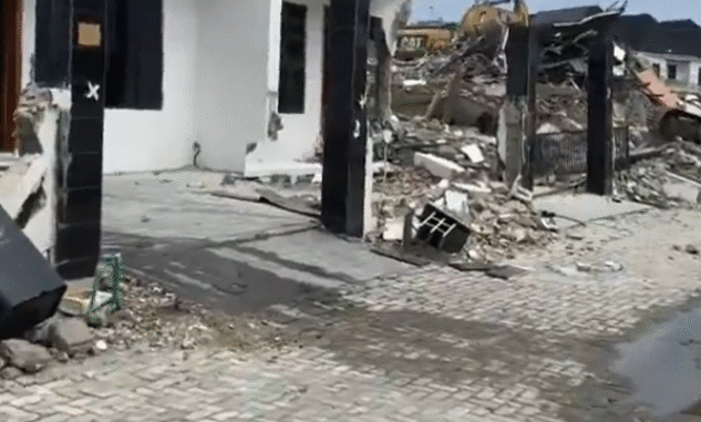 Lagos demolishes duplexes Lekki